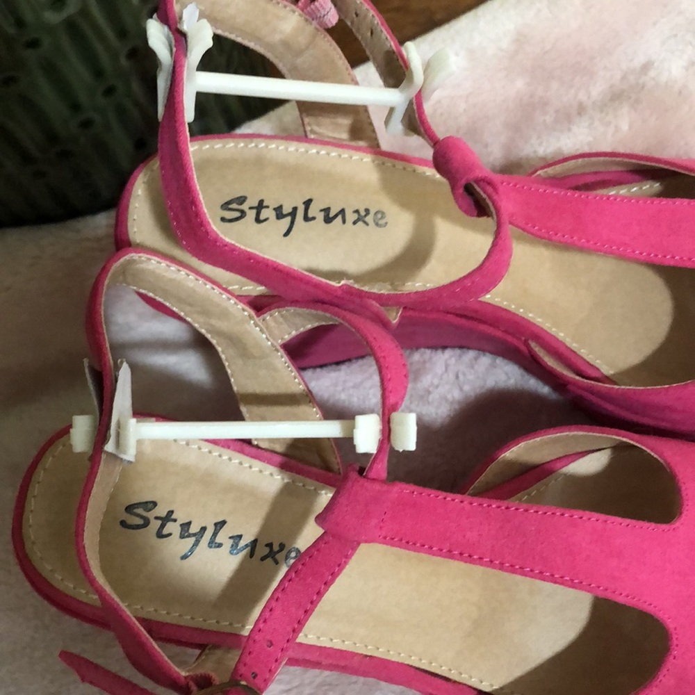 Styluxe Bright  fuchsia platforms. Brushed suede feel. - Picture 11 of 12